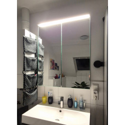 Spiegelschrank mit Beleuchtung