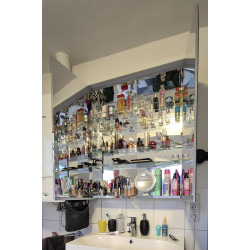 Spiegelschrank mit Beleuchtung